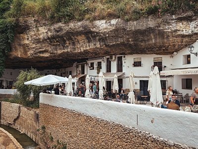 Сетениль-де-лас-Бодегас (Setenil de las Bodegas)
